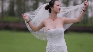 Hot Hòn Họt, cờ nhíp em gái nứng loz trong ngày cưới, mặc chiếc váy cưới mà hở cả đầu ti như này ai chịu nổi – thèm được cưỡi ngựa