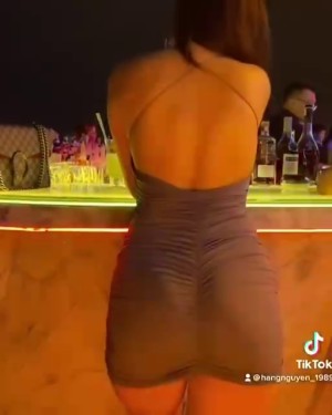 Nhìn em nó thế này mà gặp ngoài bar thì các anh có mời một ly không? – clip hot