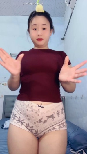 Linhv1 mặc quần đùi bó sát lộ mu rùa to vật vã – clip Linhv1