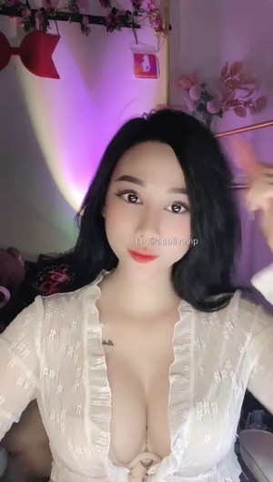 Idol Ni xăm trổ như con tắc kè show bass căng quá anh em P2 – Ni show vú
