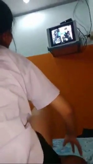 Mới học cấp 2 mà đã quen khoe bím, chịch nhau thế này… – clip phốt