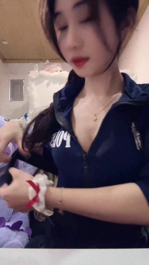 Đào Thùy Linh cosplay nữ cảnh sát dâm đãng – xé túi mù baby three