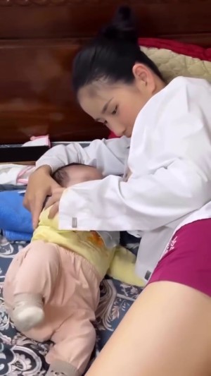 Full clip single mom nứng, mang con ra nghịch – full clip